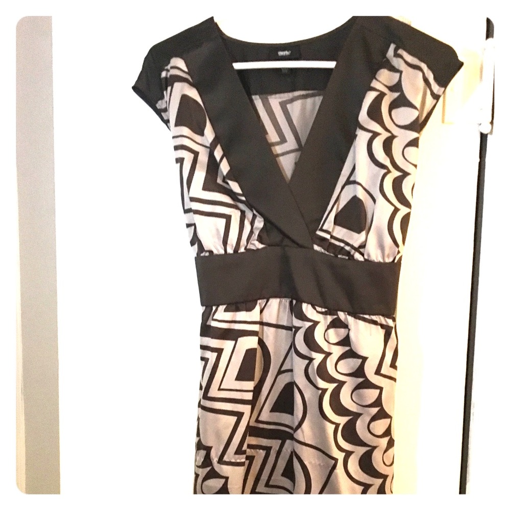 Fun sleeveless dress with back tie